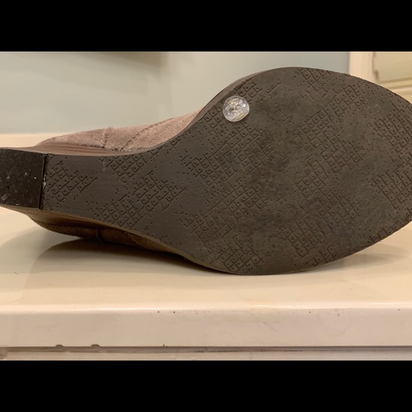 Gorgeous Suede Wedges - Picture 4 of 7